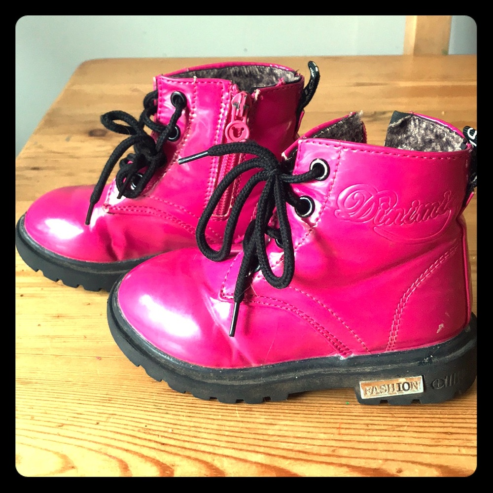 Dinimigi boots